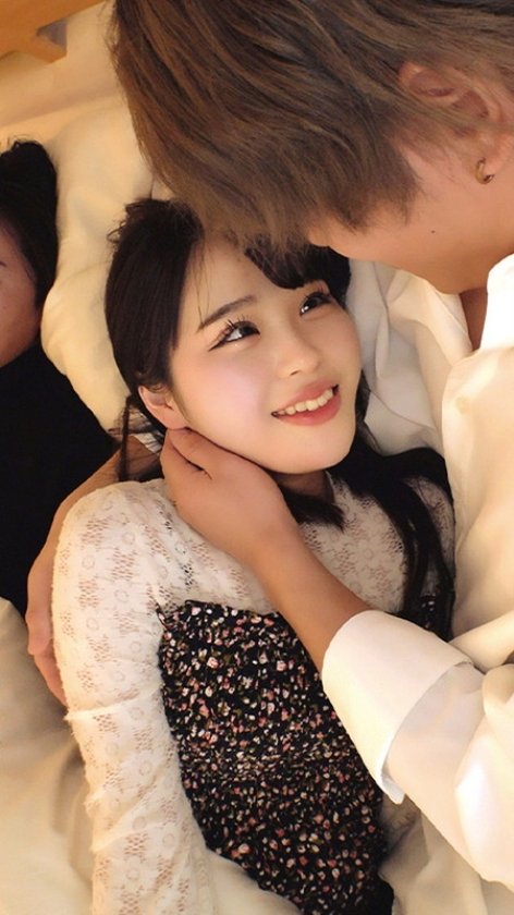 彼ピの横でゼロ距離女性用風俗デビュー！？「寝取られセックス、気持ちいいかも…//」いやいや、頬を赤らめながら何いってるかわからないまりんさん(20)とこはるさん(23)2枚目