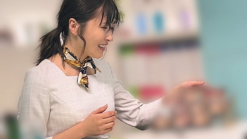 一流百貨店本館1階化粧品売り場勤務 2名 美容部員T/美容部員K2枚目