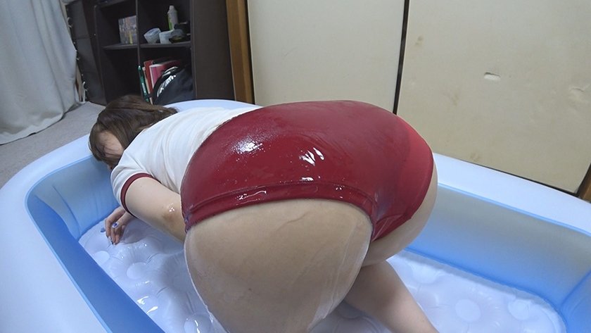 音琴るい ムチムチ美尻 神体育着 美少女やぽっちゃり娘らにピチピチ体育着を着せ、ハミパン、ムレムレワレメを毛穴まで見えるほどの超ドアップ接写！さらに尻コキ、着衣お漏らし放尿や体育着ぶっかけ等体育着好きに送る完全着衣フェチAV12枚目