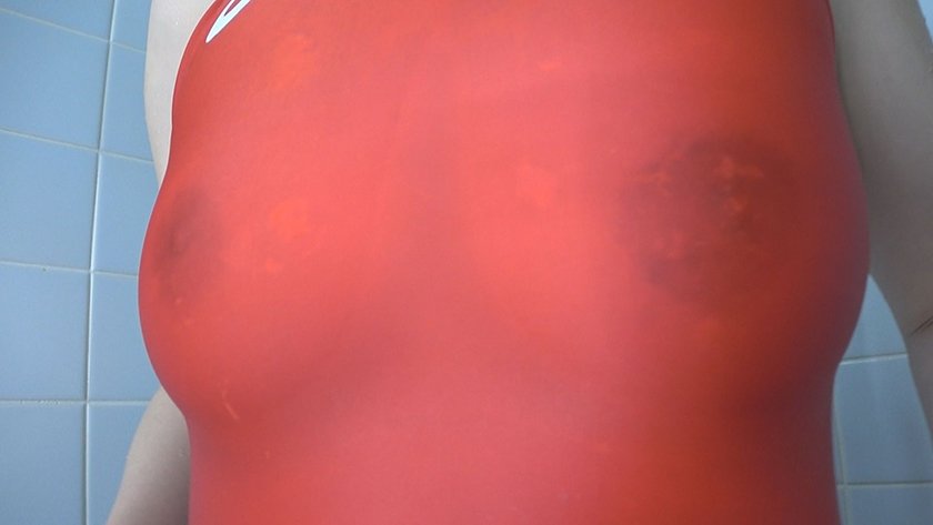 澄河美花 濡れてテカってピッタリ密着 神競泳水着 可愛い女子の競泳水着姿をじっとりと堪能！着替え撮影から始まり貧乳から巨乳にパイパン、ハミ毛、ジョリワキ等のフェチ接写やローションソーププレイや競泳水着ぶっかけ等を完全着衣で楽しむAV11枚目