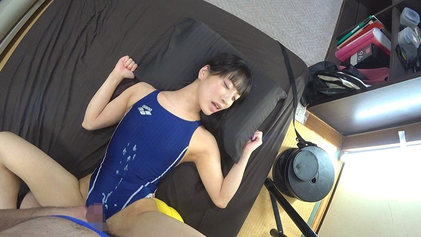 池上乙葉 濡れてテカってピッタリ密着 神競泳水着 可愛い女子の競泳水着姿をじっとりと堪能！着替え撮影から始まり貧乳から巨乳にパイパン、ハミ毛、ジョリワキ等のフェチ接写やローションソーププレイや競泳水着ぶっかけ等を完全着衣で楽しむAV3枚目