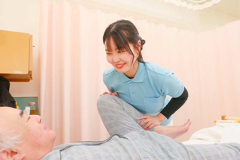 尿もれ改善トレーニング中に美人理学療法士がおっぱいを押しつけてくるので勃起が止まらない(9)4枚目