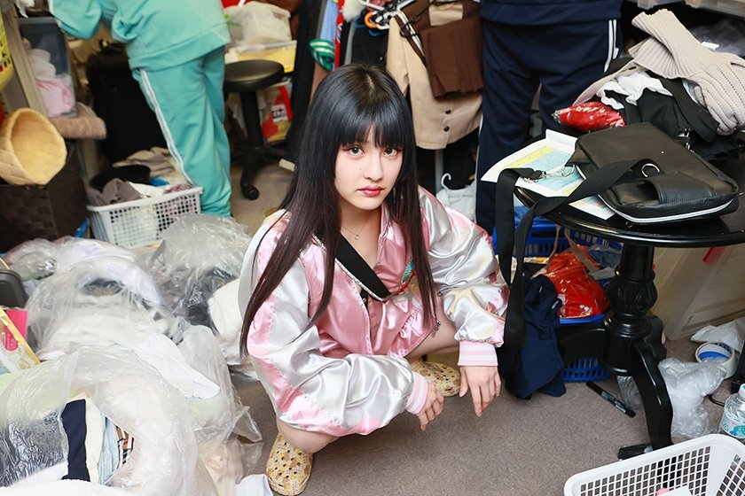 ヤンキー娘がAV業界に殴り込み！？激マブ新人ADは入社早々マ●コ暴走！男優のチンポで性欲発散！1枚目