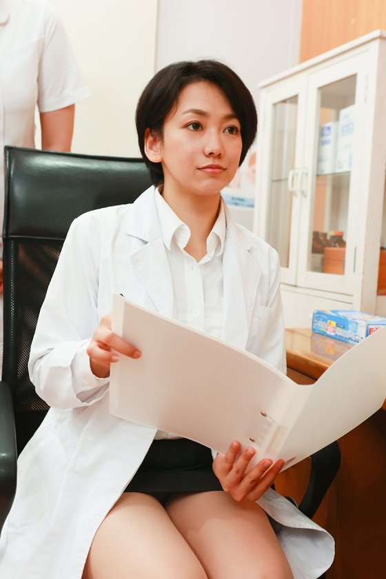 美人の先生がいる皮膚科に行って腫れたチンコを診てもらう流れでヌイてもらいたい(23)2枚目