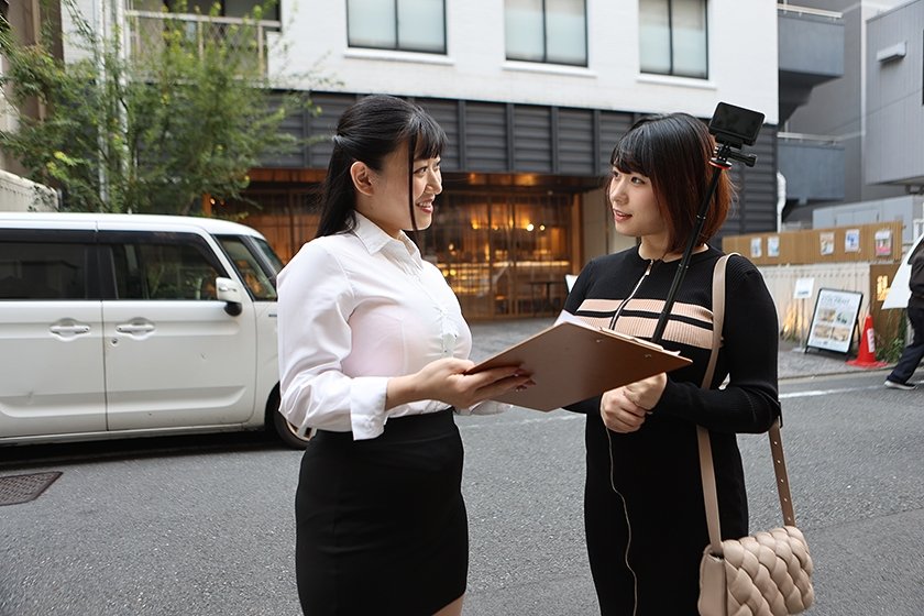 街で発見した素人娘の弾ける爆乳オイルまみれ！性感マッサージからにゅるりとチンコ挿入！？1枚目