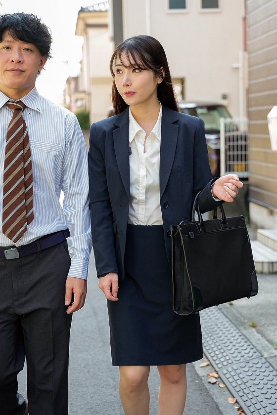 まさかの相部屋&逆NTR 冴えない上司の俺に会社で一番の美人部下が… 望月りんね1枚目