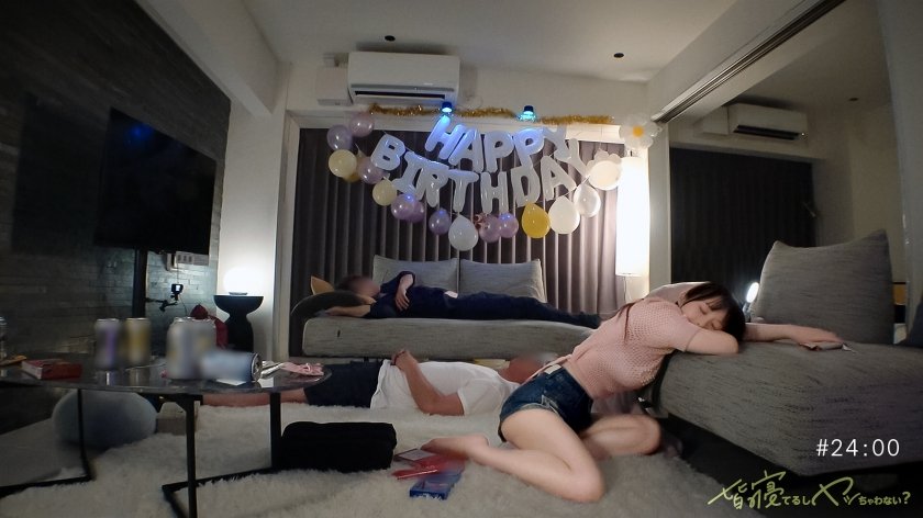 【新シリーズ】バレたらアウトの密室えっち！「しーっ♪こういうのドキドキするよね///」「皆寝てるしヤッちゃわない？」バ先のマドンナが寝てるバイト仲間を起こしてベロキス誘惑…！！ちょっとだけのつもりが感度が良すぎるせいで手マンでもピストンでも爆潮で部屋が潮びたしwwムラムラしすぎて､ずずジュポフェラでヤリバレ寸前wwwザー●ンの匂いでバレちゃうからって中出しOKってマジ？wエロがりすぎだろ！！顔可愛いのにド変態じゃんwww15枚目