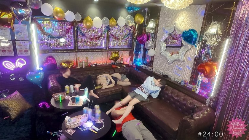 【罰ゲームで発情！？チ●ポ咥えにトイレ乱入ww】ピチピチGカップちゃんは男のカラダに興味津々ッ！！手●ンでブシャア！クンニでブシャア！チ●ポ突かれてブシャア！なんでバレん？？w寝てる友達溺れるってwwぶっ壊れイキ潮ま●こでカラオケルームびちゃびちゃですwww【皆寝てるしヤッちゃわない？】17枚目