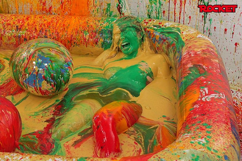 ROCKET18周年記念作品 どろんこプールにドボン！ウェット&メッシー(WAM)人間クレーンゲーム ～ボディペイントで巨大クレーンゲームのアームになって景品ゲットだぜ！～ 幾野まち 赤城穂波 祈山愛 横山夏希2枚目