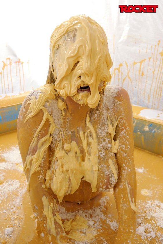 ROCKET18周年記念作品 どろんこプールにドボン！ウェット&メッシー(WAM)人間クレーンゲーム ～ボディペイントで巨大クレーンゲームのアームになって景品ゲットだぜ！～ 幾野まち 赤城穂波 祈山愛 横山夏希10枚目