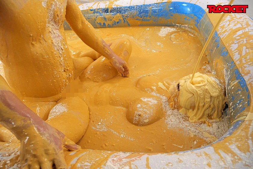 ROCKET18周年記念作品 どろんこプールにドボン！ウェット&メッシー(WAM)人間クレーンゲーム ～ボディペイントで巨大クレーンゲームのアームになって景品ゲットだぜ！～ 幾野まち 赤城穂波 祈山愛 横山夏希11枚目