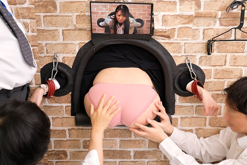 羞恥！新任女教員が卑猥な壁穴で学習教材にされる性教育1枚目