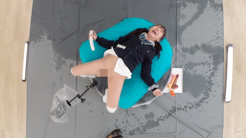 素人バラエティ おしっこ世界一周！潮を吹きながら360度回転できたら賞金10万円！連続噴射で感度があがった未成熟オマ○コに大人のデカチンピストンで連続イキ潮噴射が止まらない！！17枚目