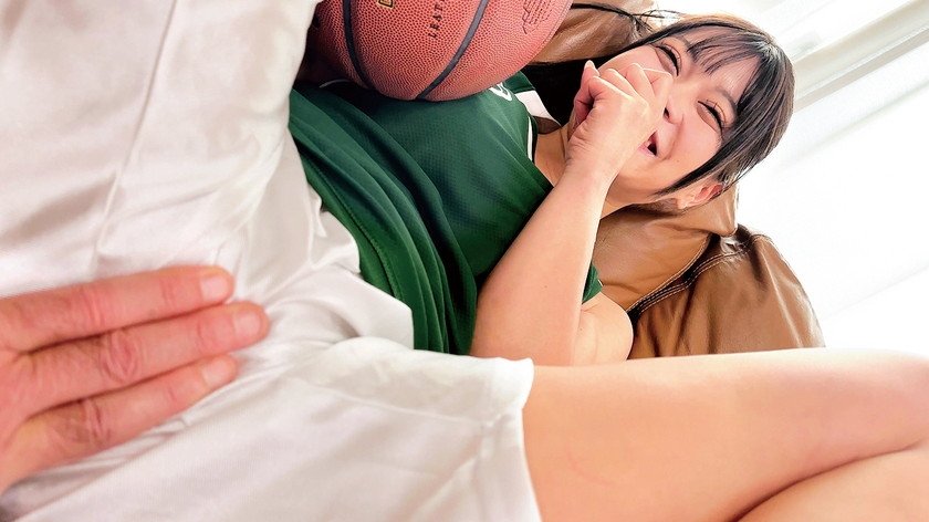 切磋琢磨！運動部に所属する部活終わりの汗だく素人娘をガチナンパ！青春ド真ん中の彼女たちに、保健体育の課外授業としてデカチン見せつけ性教育！一球入魂！人生初の生中出しSEX！！21枚目