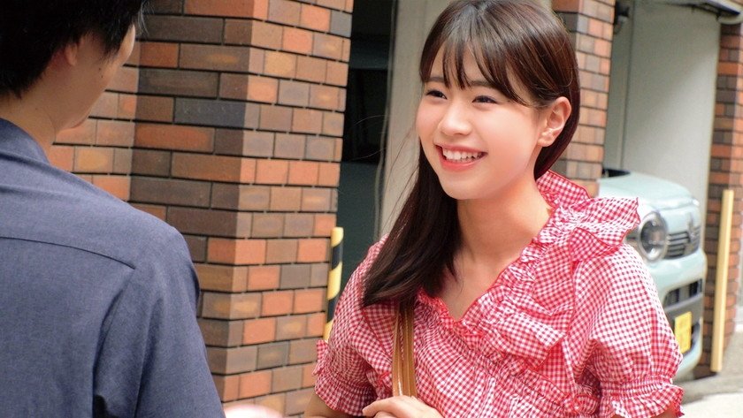 『メモリアルヌードフォト』と題された雑誌の特集だと素人大学生を騙し、絶倫チ○ポ男と素肌密着偽撮影会で中出し検証！！カチカチに反り返ったチ○ポがマ○コまで1cmに超接近して素人娘が急激欲情！？大学卒業記念に生中出し！！8発2枚目