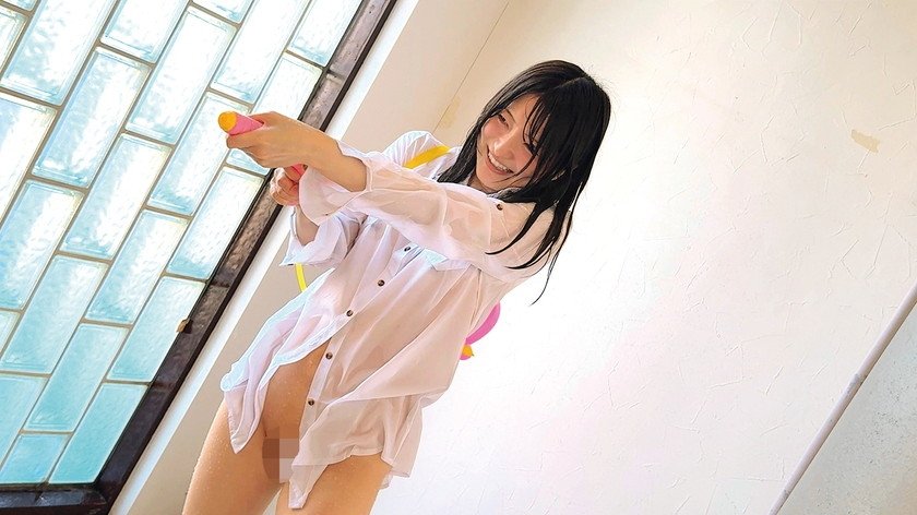 素人娘がノーブラYシャツ姿でビチョビチョ&スケスケ水鉄砲で対決！勝てば賞金GET！負ければ即ズボ生ハメ生中出し！かけてかけてかけまくり透け乳首&ピタッとワレメw連続生中出しでおま○こもグチョグチョ水かけ祭りww13枚目