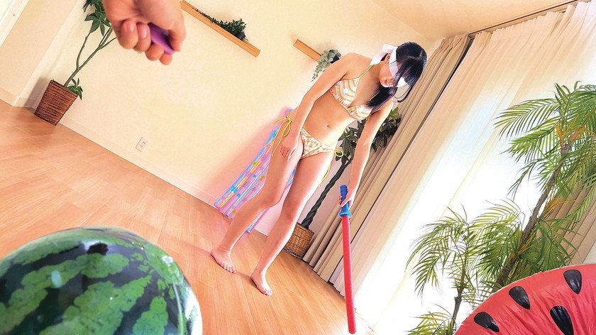 スイカ割りin飛びっこ！ビーチで声をかけた水着美女が大人のエチエチスイカ割りに挑戦！おま○こにリモコンバイブを装着しぐるぐる回るw足腰ガクブル震わせイキまくってエロスイッチオン！そのまま連続生中出し！！4枚目