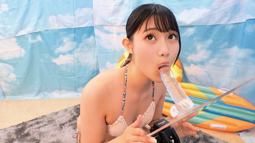 ビキニ姿が眩しい水着ギャルが【お口だけでコンドーム装着】 ノーハンドでデカチンを咥えた彼有りビキニギャルのオマ○コから恥ずかし汁が水着を越えて溢れ出す！！口の中でドンドン大きくなる極太ペニス…「下のお口にも入れてほしいかも(/ω\)」開放的なサマーGALはエチエチ欲しくなって何度も連発ナマ中出しSP//5枚目