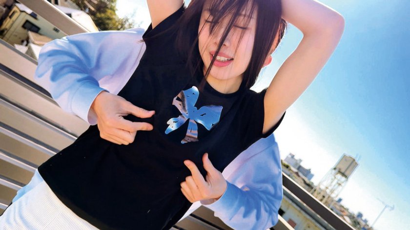 青空ノーブラチャレンジ！素人女子大生が青空の下で初めての野外露出に挑戦！おっぱいポロンw大勢に見られドキドキが止まらず乳首ビンビン！羞恥MAX！外で乳首こねくり回され乳首イキ連発！おま○こも触ってほしいくなり最後は生セックス！2枚目