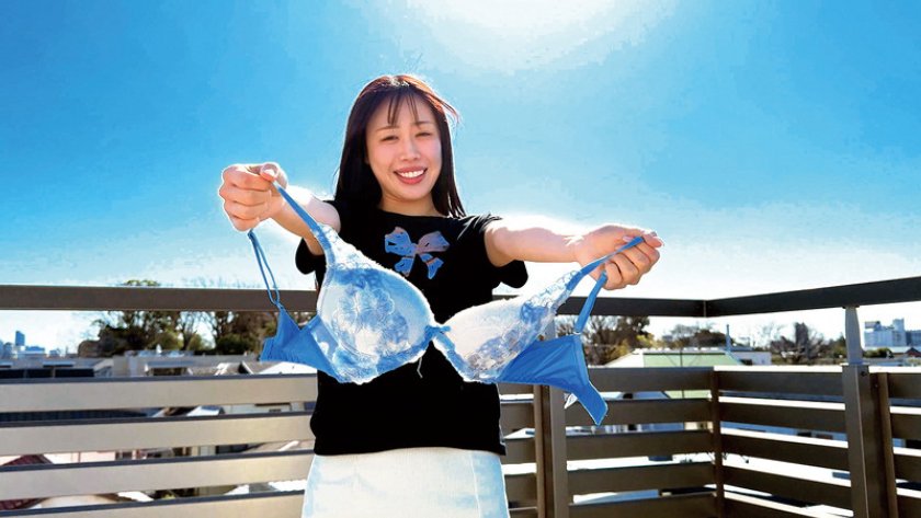 青空ノーブラチャレンジ！素人女子大生が青空の下で初めての野外露出に挑戦！おっぱいポロンw大勢に見られドキドキが止まらず乳首ビンビン！羞恥MAX！外で乳首こねくり回され乳首イキ連発！おま○こも触ってほしいくなり最後は生セックス！24枚目