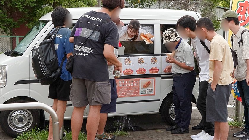 人気 AV 女優が挑戦！イカサレ屋台の中で 潮吹きながらホットドッグ売ってください！ 逢月ひまり 小坂ひまり6枚目