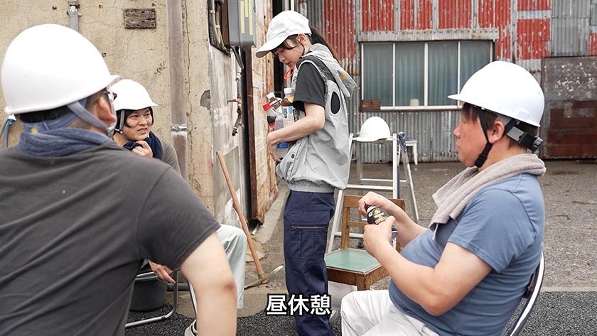 ピストンバイブ解体女子 実習 という名のシゴキにもめげずに男社会で解体工を目指す純朴研修生に密着 運搬作業編1枚目