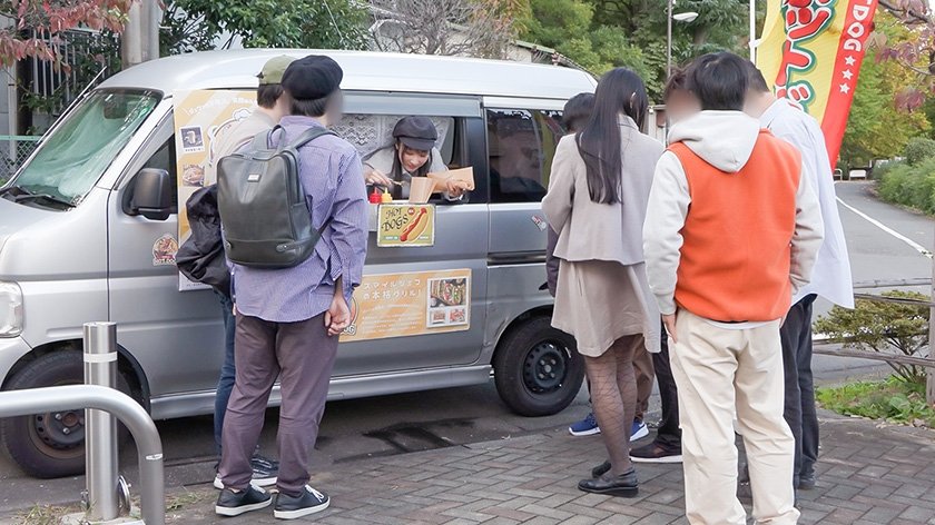 人気 AV 女優が挑戦！イカサレ屋台の中で 潮吹きながらホットドッグ売ってください！ 小野坂ゆいか 望月つぼみ10枚目