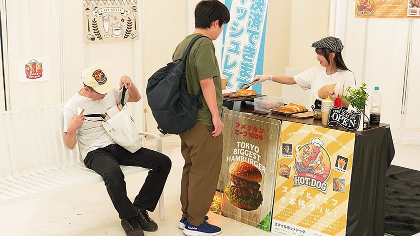 【配信限定】人気 AV 女優が挑戦！商業スペースでイカサレホットドッグ販売！ 小野坂ゆいか 望月つぼみ4枚目