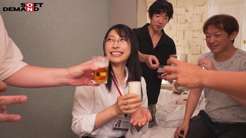 平日の昼間から恐縮ですが、乾杯からの挿入に至りました。in 新宿のラブホ 秘書 守屋よしの12枚目