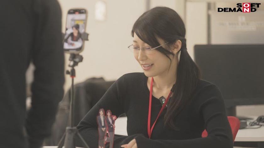 【特典版】秘書 守屋よしの 会社のために中出し解禁1枚目