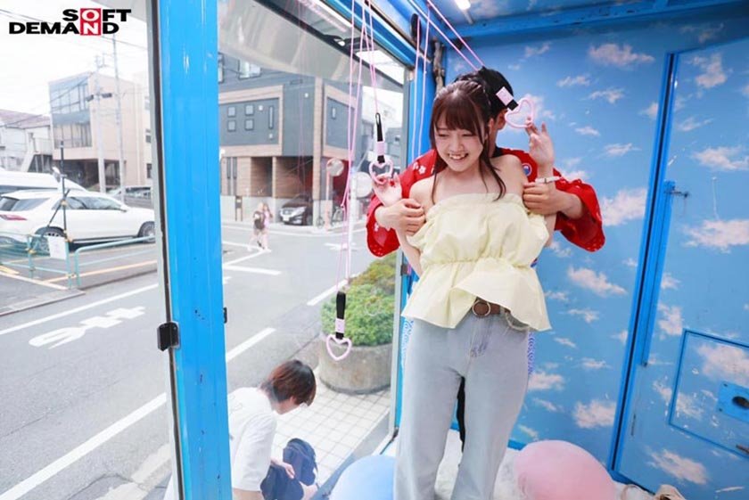 マジックミラー号 絶対に気持ちよくなってはイケない！！！愛する彼氏とはミラー越し30cmの状況でくすぐり我慢ゲームと称して凄腕AV男優の妙技でHにいじくりたおす！！！ 鎖骨の綺麗なオフショル女子5名収録8枚目