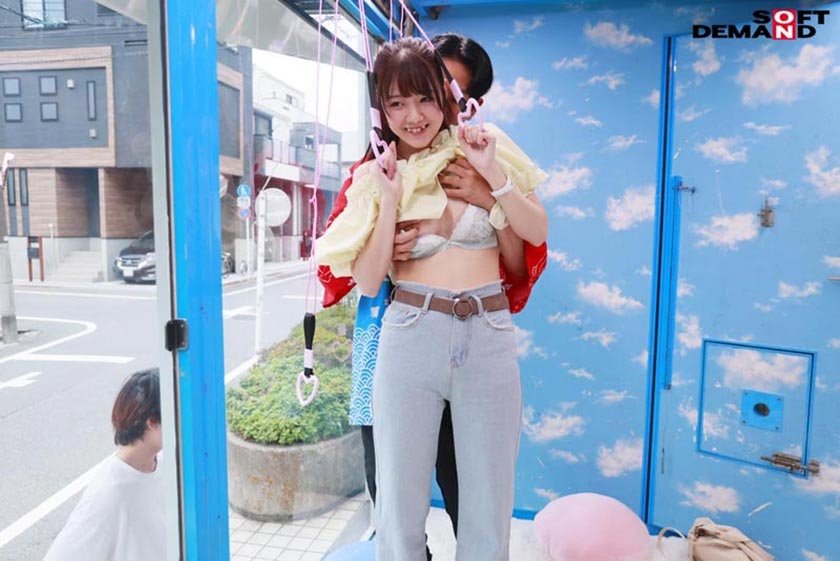 マジックミラー号 絶対に気持ちよくなってはイケない！！！愛する彼氏とはミラー越し30cmの状況でくすぐり我慢ゲームと称して凄腕AV男優の妙技でHにいじくりたおす！！！ 鎖骨の綺麗なオフショル女子5名収録9枚目