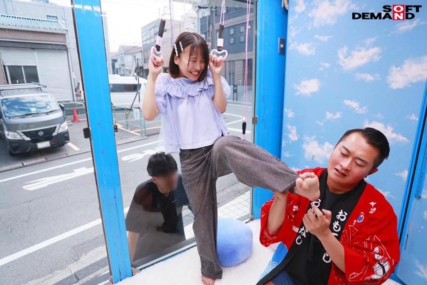 マジックミラー号 絶対に気持ちよくなってはイケない！！！愛する彼氏とはミラー越し30cmの状況でくすぐり我慢ゲームと称して凄腕AV男優の妙技でHにいじくりたおす！！！ 鎖骨の綺麗なオフショル女子5名収録14枚目