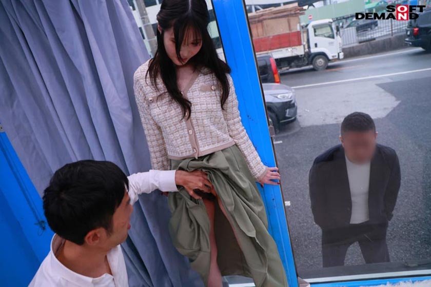 マジックミラー号 ご夫婦一緒でも構いません！と声をかけ、巷で話題のクイックマッサージを初体験！愛する旦那とはミラー越し30cmの状況で声を我慢すればするほど感じちゃう… 本物人妻が我慢できずにスカートの中で不倫SEX5枚目