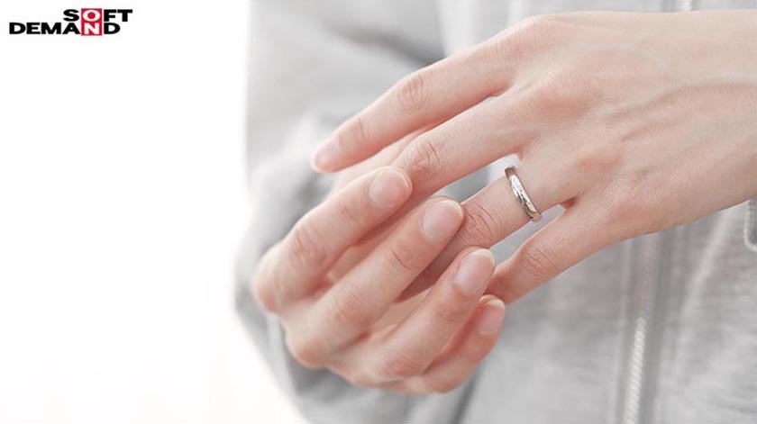 初めての複数プレイでイカされて全身愛液まみれ 最高に敏感なママが大絶頂 緊張の責められAV体験 家庭を一番に想いながら、他人とエッチを辞められない 私はダメな母親ですか？ 玉井晴香 33歳 第3章1枚目