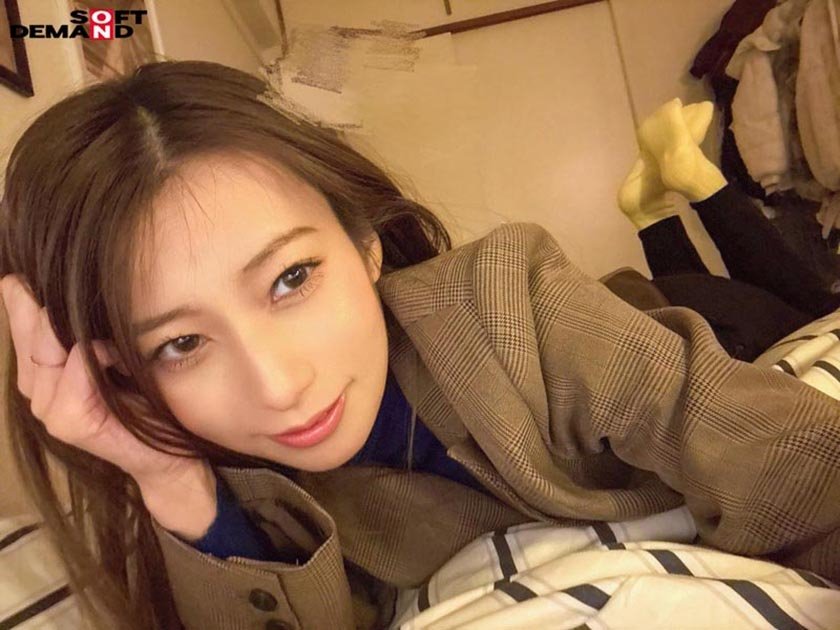 SNS総フォロワー4万人の公務員 市役所勤務のイラマで感じる奥さん 永尾あかね 37才 AV DEBUT イ○スタアカウントrobo__kiss で活動中1枚目