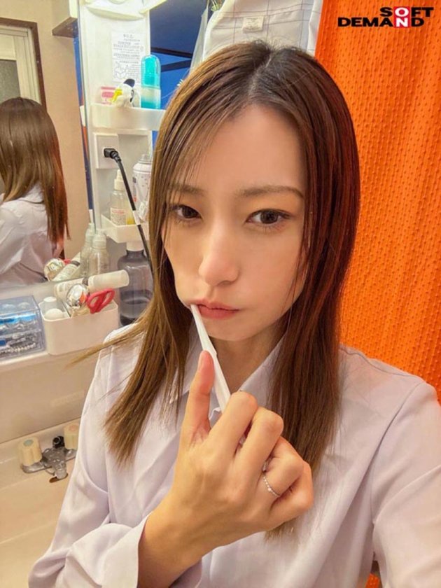 SNS総フォロワー4万人の公務員 市役所勤務のイラマで感じる奥さん 永尾あかね 37才 AV DEBUT イ○スタアカウントrobo__kiss で活動中8枚目
