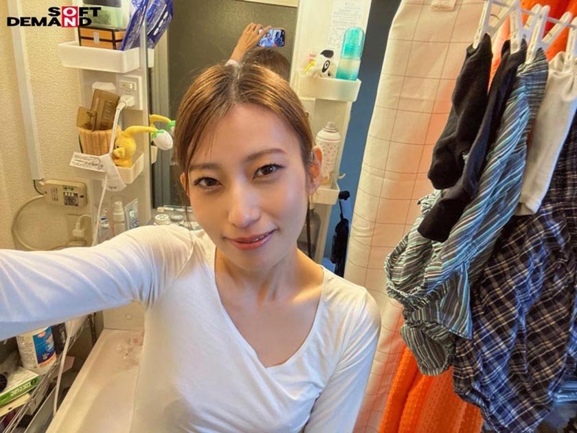 SNS総フォロワー4万人の公務員 市役所勤務のイラマで感じる奥さん 永尾あかね 37才 AV DEBUT イ○スタアカウントrobo__kiss で活動中9枚目
