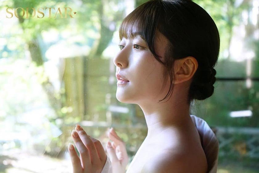 温泉旅行中の単独客やカップル 夫婦の男性を誘惑 館内で寝取りセックスをくり返す淫乱美人な若女将 青空ひかり2枚目