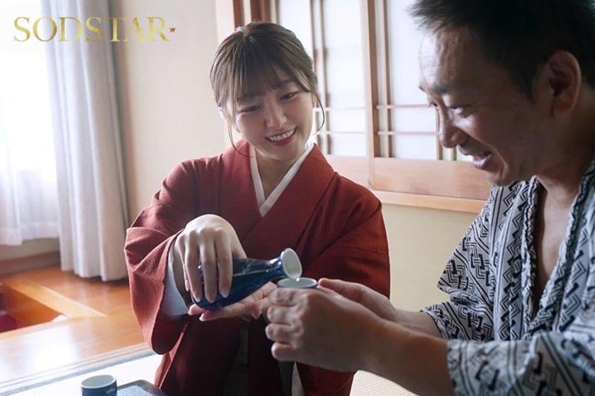 温泉旅行中の単独客やカップル 夫婦の男性を誘惑 館内で寝取りセックスをくり返す淫乱美人な若女将 青空ひかり14枚目