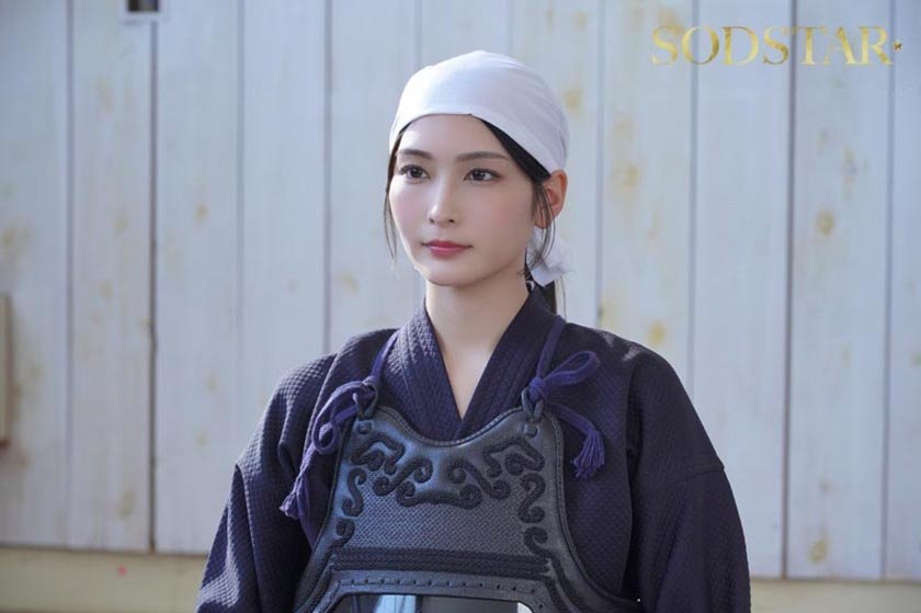 無表情な剣道の女師範 その凛とした佇まいからは想像出来ないほど弟子たちに甘く チン媚び 目線で何度でもヌイてくれる 本庄鈴1枚目