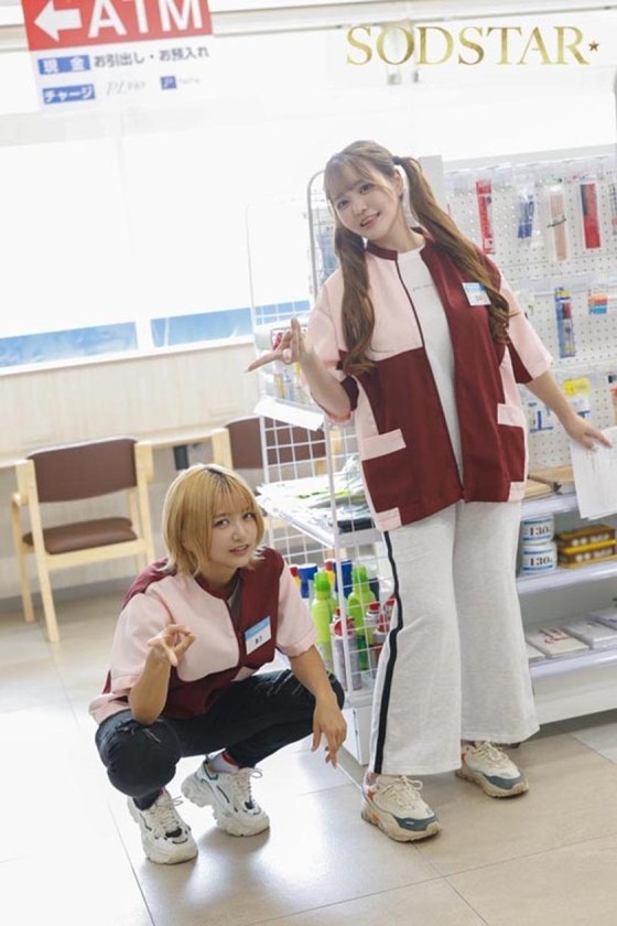 【特典版】ギャルコンビ時間停止 観光地で悪態をつく映えに必死なコンビニバイトの女2人を懲らしめろ！ 恋渕ももな×星乃莉子3枚目