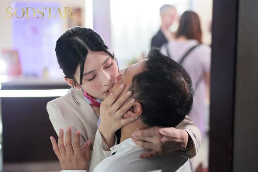 「ばっちりお化粧した私とあの子どっちが良いの？」恋人がメイクアップ中の20分暇そうな付き添い彼氏をフェラ&SEXで顔射させる美容部員 本庄鈴10枚目