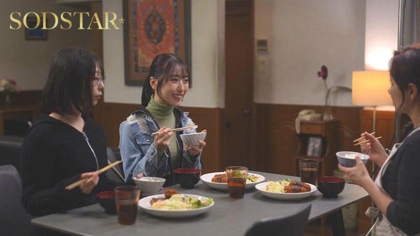 車中不倫 こんなオジサンでも娘の幼なじみ(19)にコクられて付き合うことになっちゃった！年の差なんと31歳！自宅ガレージで唾液を絡ませ汗ダクでちちくりあう 天神羽衣1枚目