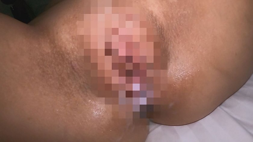 気持ち良くって腰が止まらない！暗闇でライトに浮かぶ熱い不倫旅行セックス！8枚目