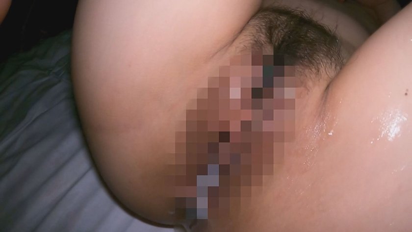 暗闇に浮かぶ色白彼女のなまめかしい身体！たまらず漏れるキュートな喘ぎ声！3枚目