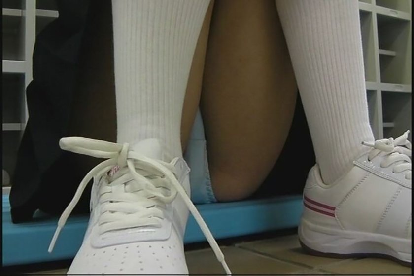 下校盗撮 すわったり立ったりする女子の股間に接写6枚目