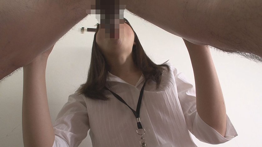 試着室の密室で女性店員の目の前にポロりと出した勃起チ○ポとうっかり目が合った瞬間、彼女は100%発情し始める！！2枚目