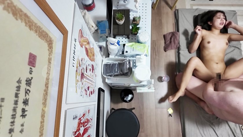 むさ苦しい中年整体師(52歳)の100kg超の贅肉でっぷり圧迫腹で下半身をロックされ、滴り落ちる唾液とアブラ汗を浴びながら『自慢のママにならなくちゃ』と手篭めにされちゃうセクハラごっくん産後骨盤ケア性交 橘いおり 花鳥斗架1枚目