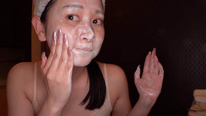 会社では大人しめな理系女子の静河さんにいきなりラブホデートに誘われ…初めからヤル気マンマンだったような小悪魔スマイルで何度も射精と中出しを求めてきた。12枚目